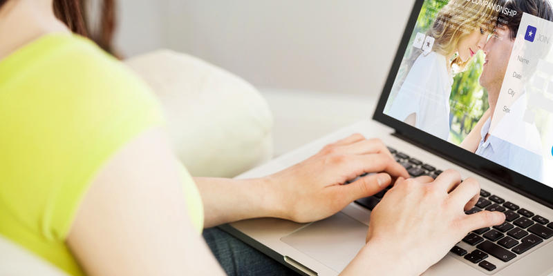 WOMAN,ONLINE,DATING