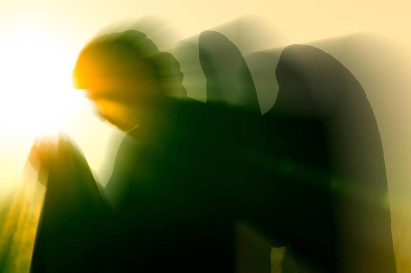 3 web-guardian-angel-statue-light-blur-umb-o-shutterstock_919848411-2