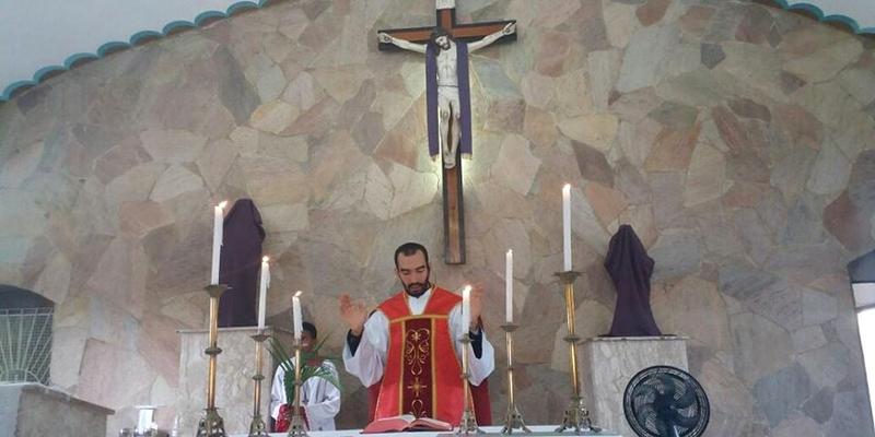 Padre Gabriel Vila Verde celebra a Santa Missa