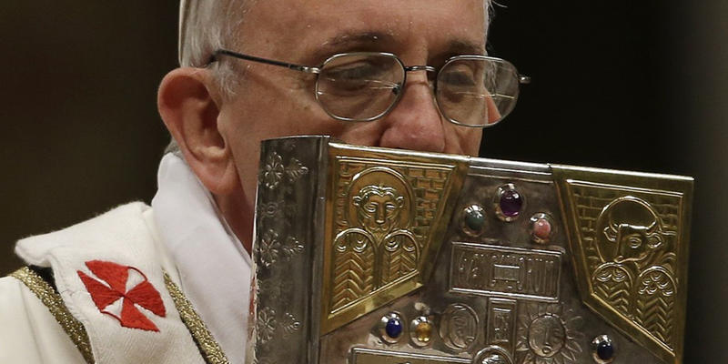 PAPIEŻ FRANCISZEK Z EWANGELIARZEM