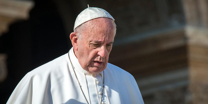 Papa Francisco com semblante sério e triste