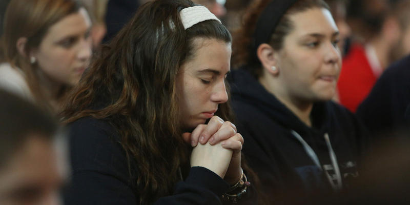 WOMAN,PRAYING,MASS