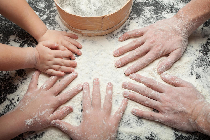 MANI, FARINA, FAMIGLIA