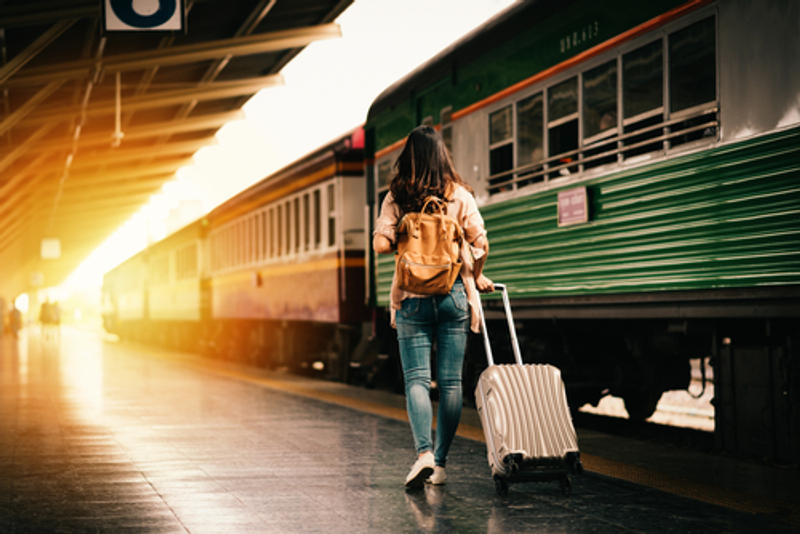 RAGAZZA, VALIGIA, TRENO
