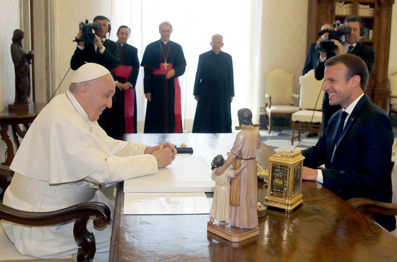 MACRON POPE