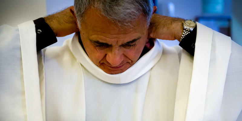 WHITE,PRIEST,ALB,VESTMENTS