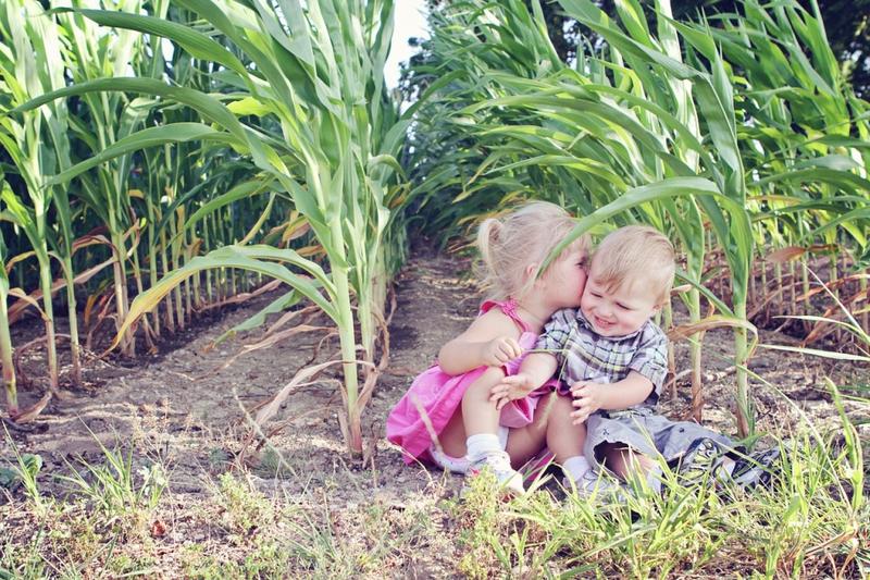 BAMBINI; BACIO, CAMPO