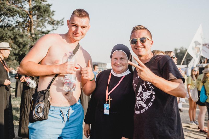 KOROWÓD NA PRZYSTANKU JEZUS
