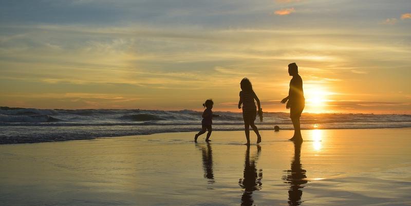 FAMILY ON THE BEACH