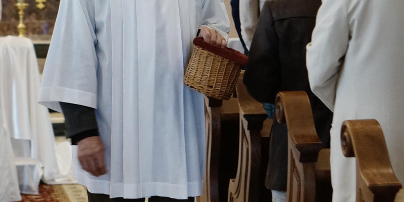 ZBIERANIE NA TACĘ
