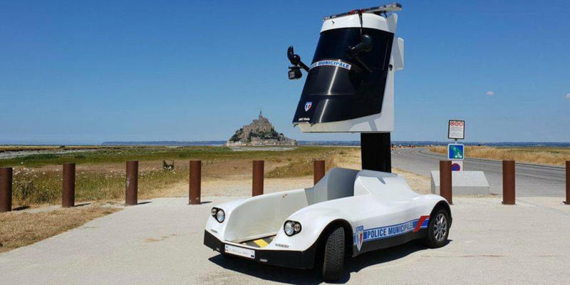 POLICE CAR