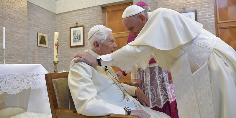 web3-pope-francis-benedict-vatican-hug - Aleteia Polska SPOTKANIE PAPIEŻY