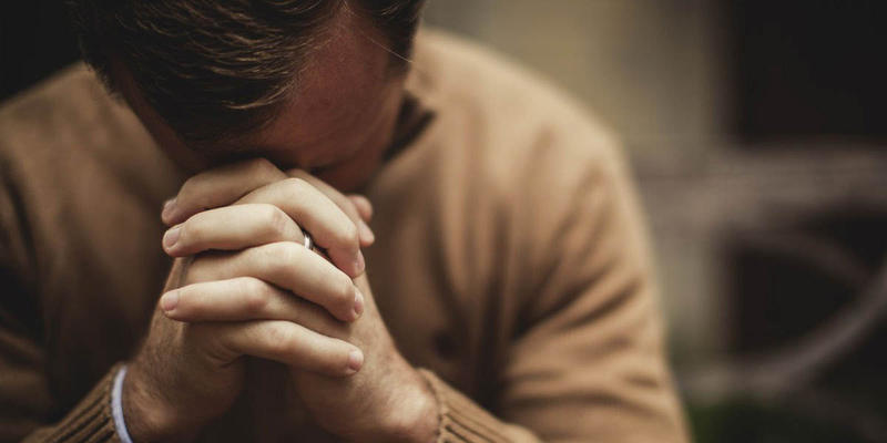 MAN,PRAYING