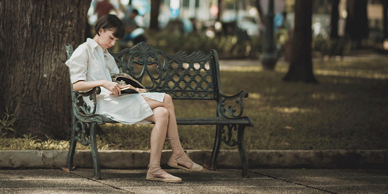 WOMAN,READING,BENCH