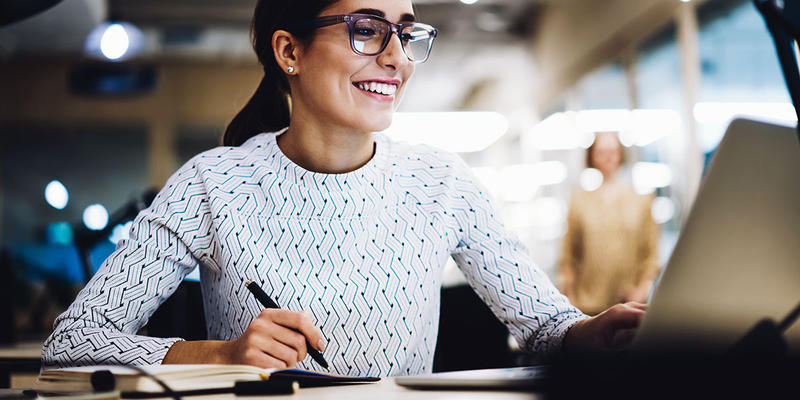WOMAN ON COMPUTER