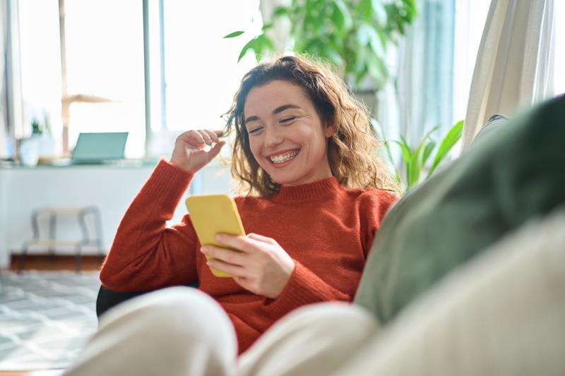Jeune femme sur son téléphone