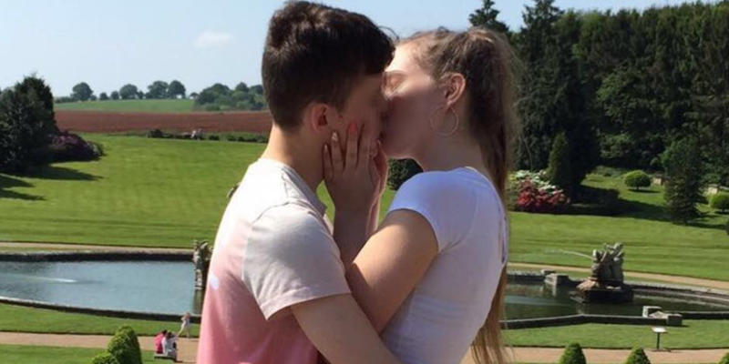 COUPLE KISS