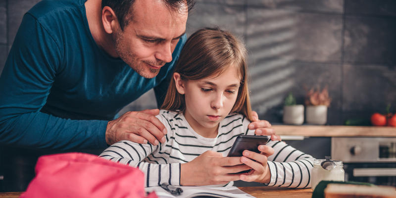 DAD,DAUGHTER,PHONE