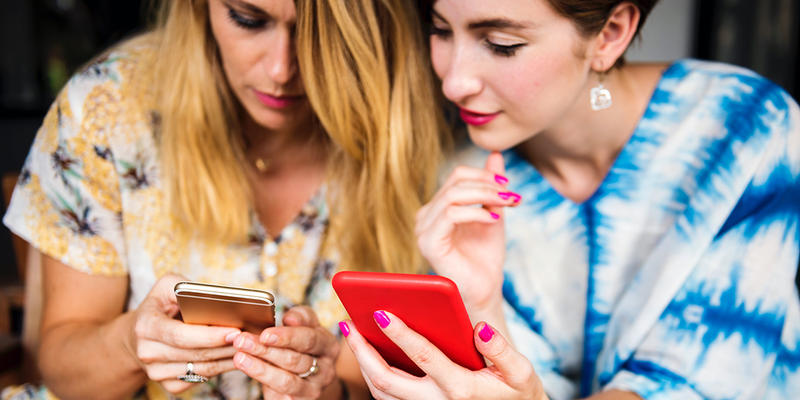 WOMEN ON PHONES