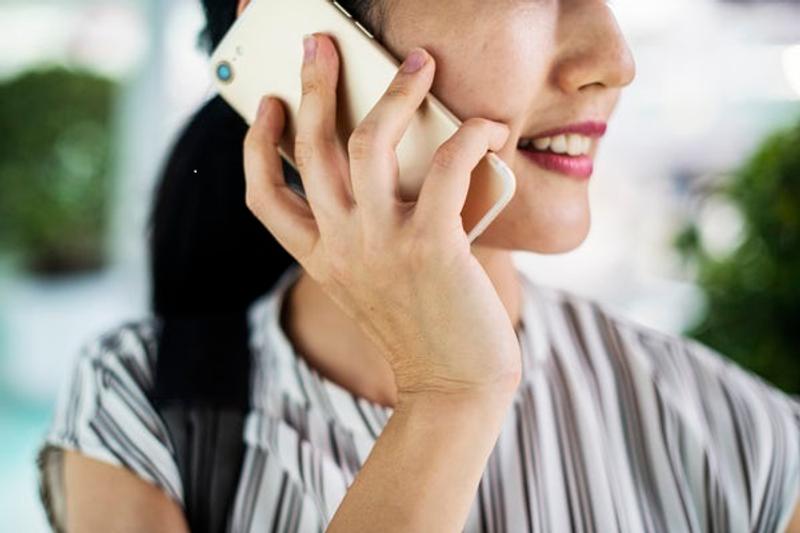 DONNA, TELEFONO, SORRISO