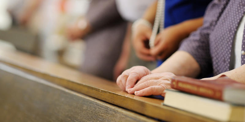 WOMEN,PRAYING,MASS