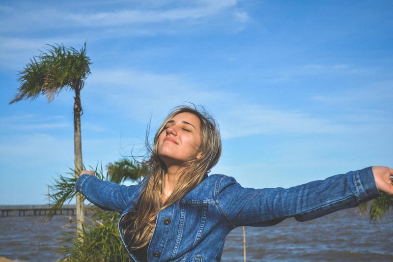 RAGAZZA A BRACCIA APERTE