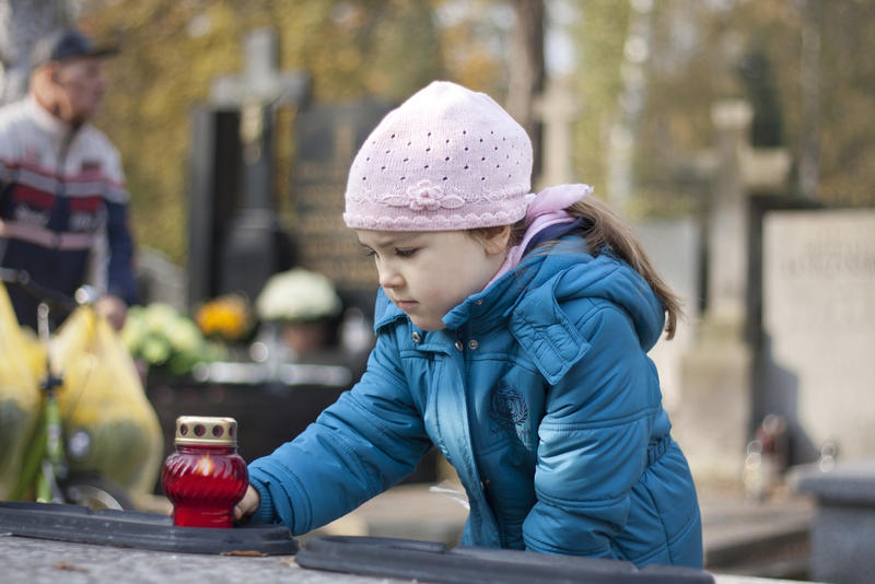 BAMBINA, CANDELA, CIMITERO