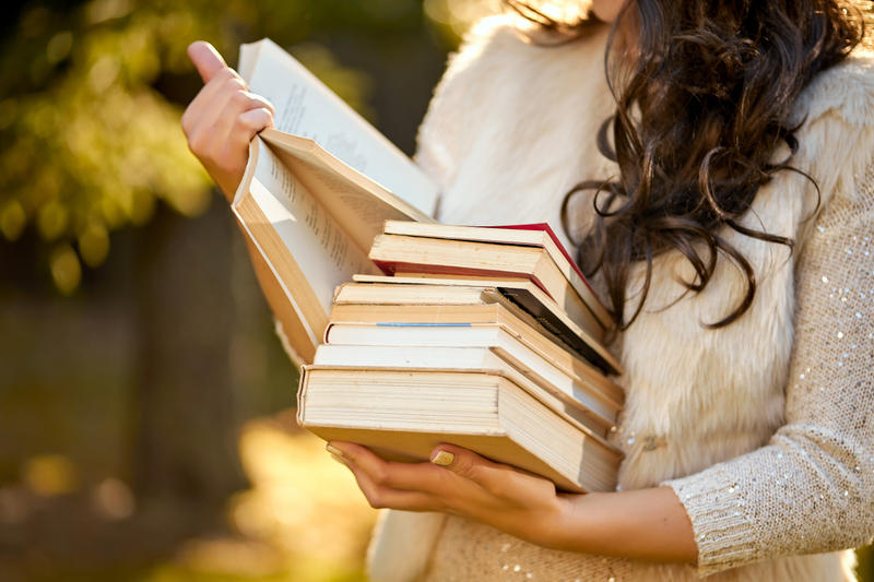 GIRL WITH BOOKS