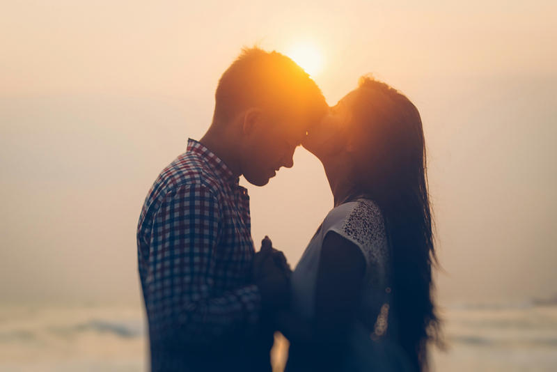 COPPIA; TRAMONTO; BACIO