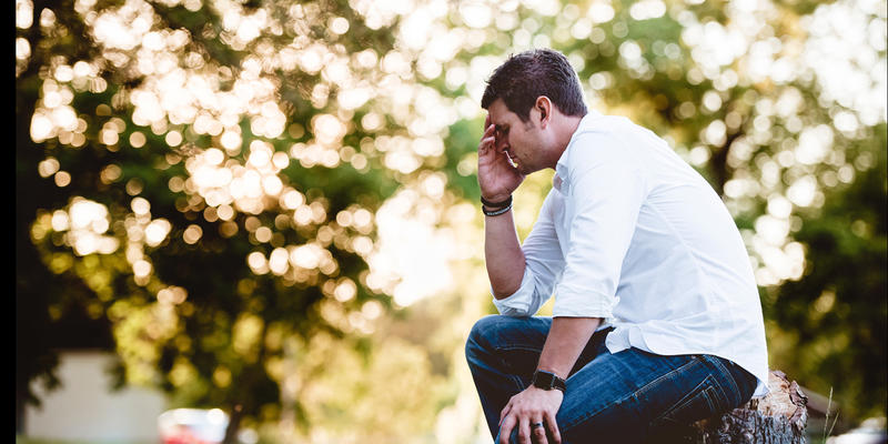 MAN,PRAYING,OUTSIDE