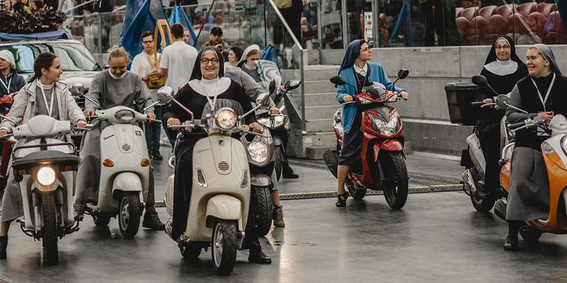 SIOSTRY ZAKONNE WJECHAŁY NA STADION NA MOTORACH
