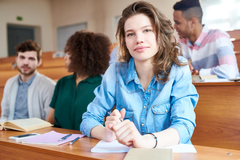 RAGAZZA, CLASSE, UNIVERSITA'
