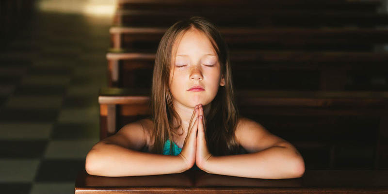 YOUNG GIRL,PRAYING,CHURCH PEW