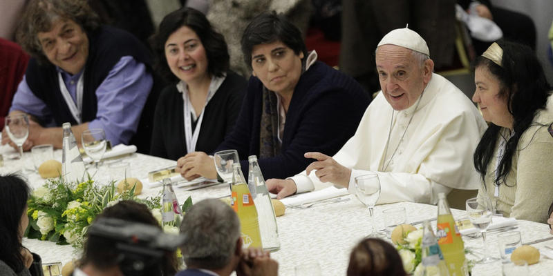 PAPIEŻ FRANCISZEK JE OBIAD Z UBOGIMI