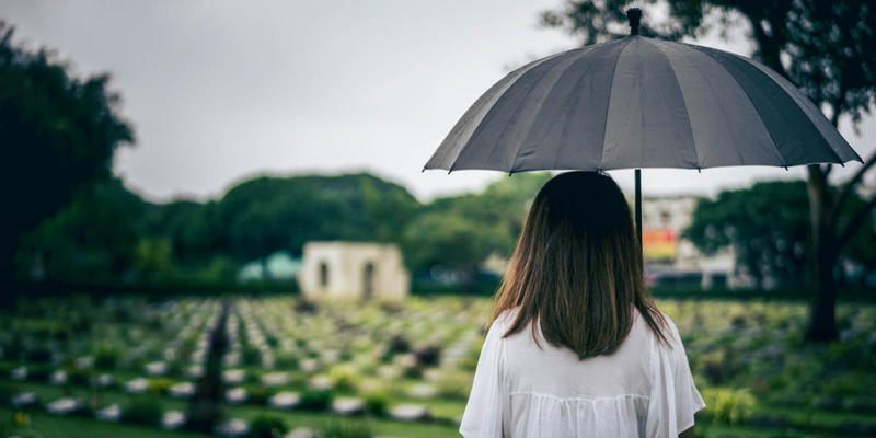 WOMAN,CEMETERY