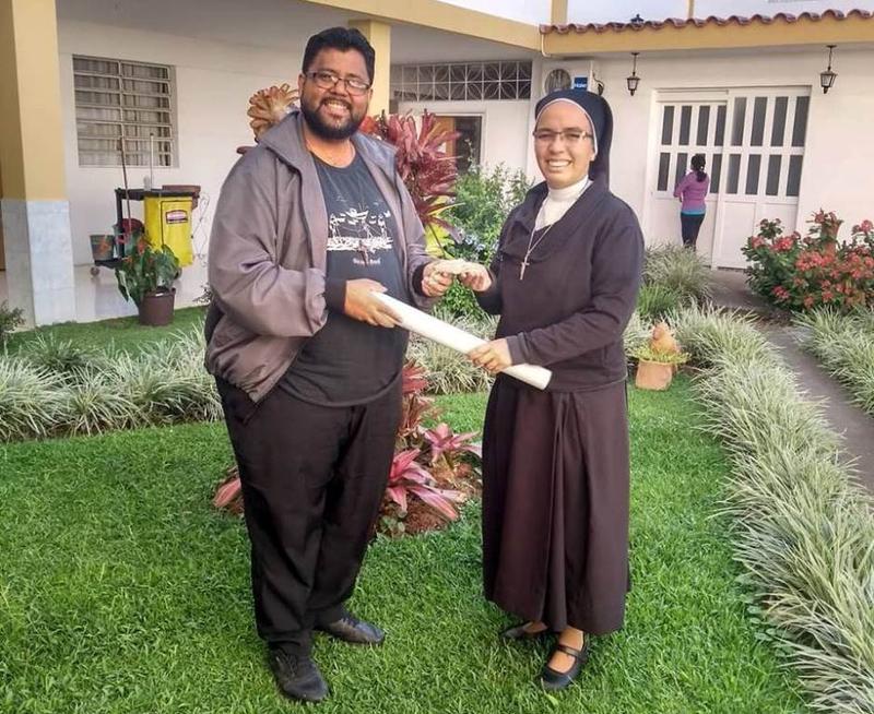 Milagro eucarístico en Venezuela – Fotos Faceboo Padre Ender Moissant (6)