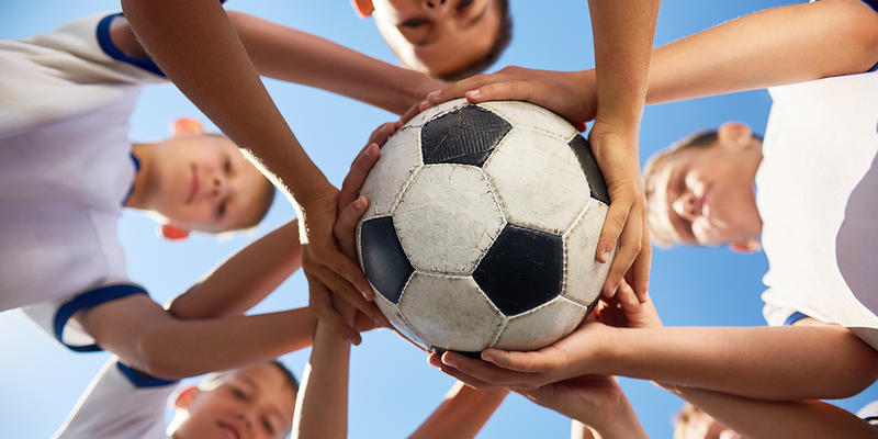 ZAJĘCIA SPORTOWE UCZĄ DZIECI PORAŻEK