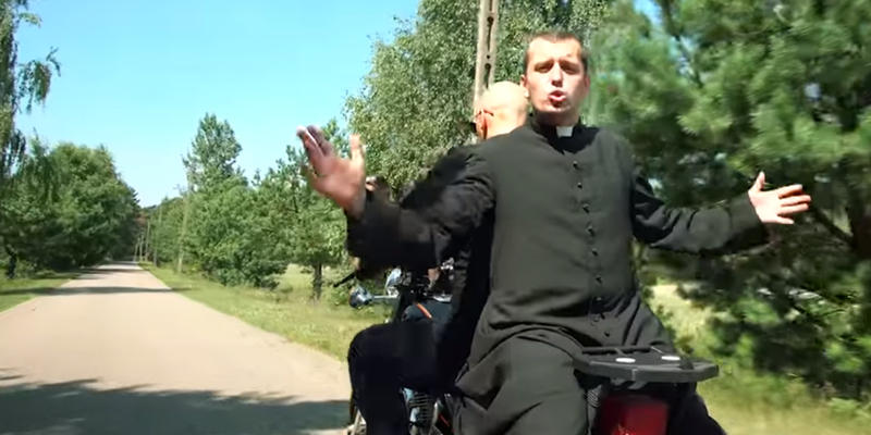 RAPER I KSIĄDZ NA MOTOCYKLU