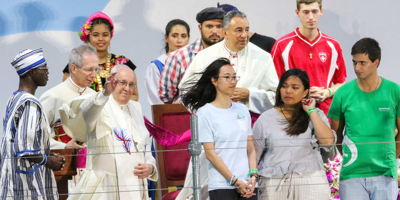PAPIEŻ FRANCISZEK Z MŁODYMI