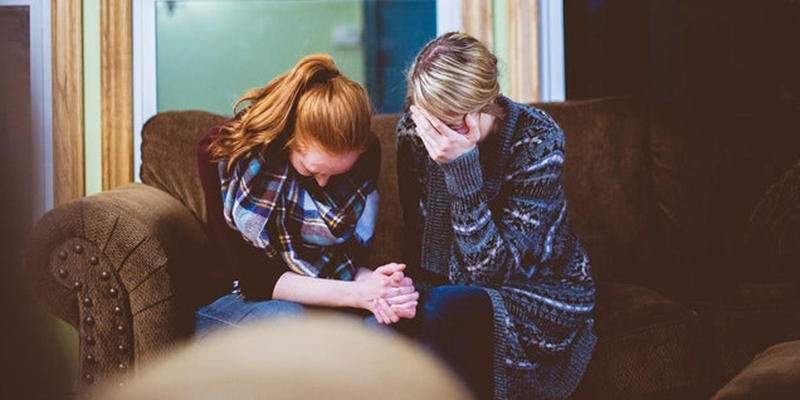 WOMEN,PRAYING