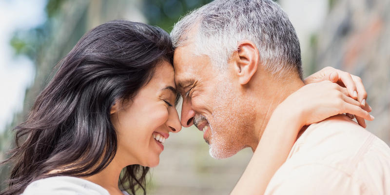 web-couple-embrace-smile-happy-de-wavebreakmedia-i-shutterstock