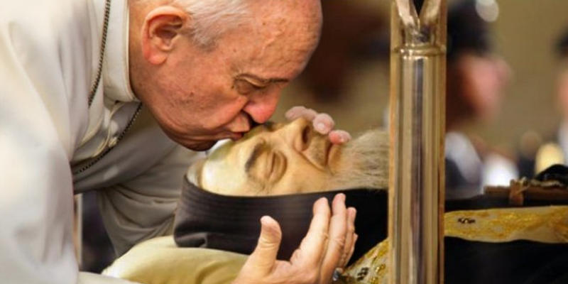 PAPIEŻ FRANCISZEK CAŁUJE OJCA PIO