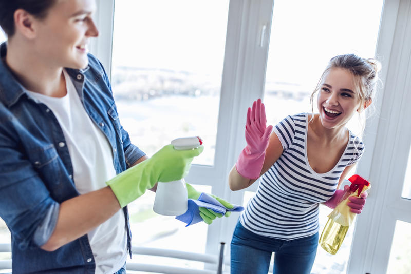 couple cleaning