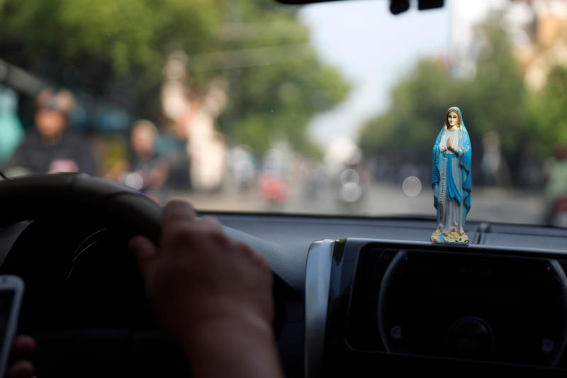 Statue Vierge Marie dans une voiture