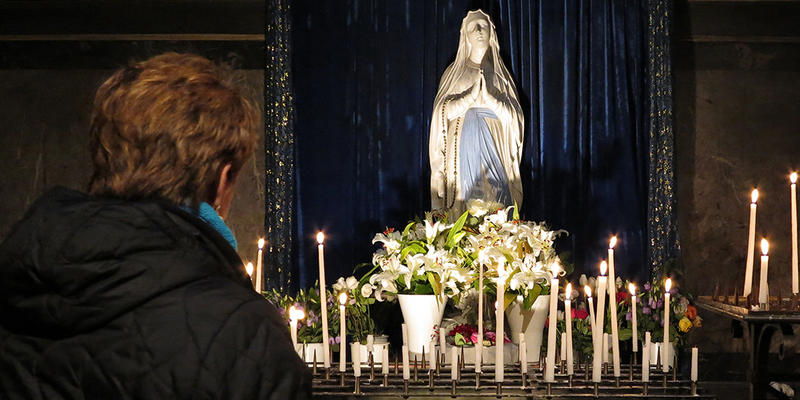 PRAYING TO MOTHER MARY