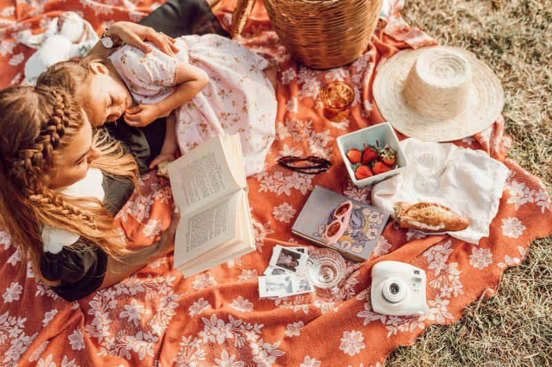 PIC NIC, GIRL, READING