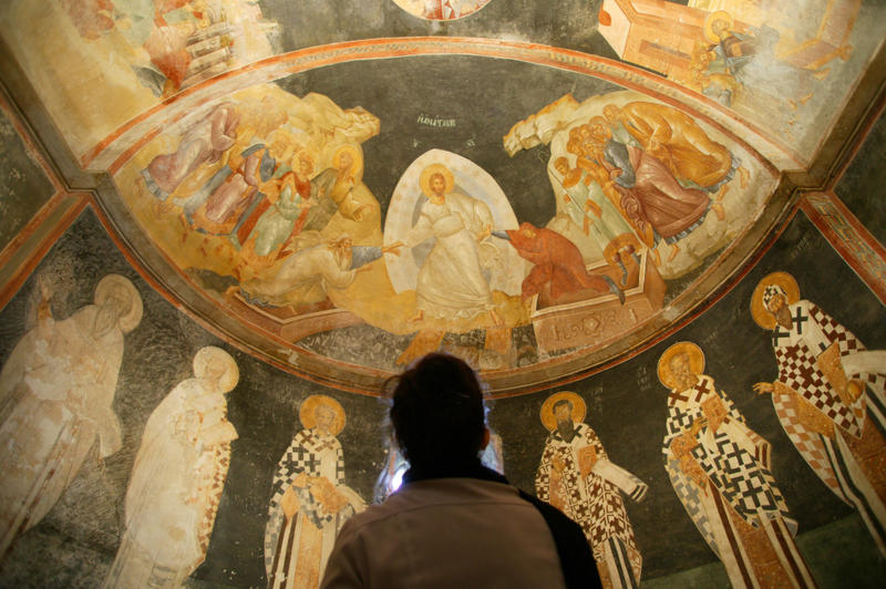 Visiteur dans une église