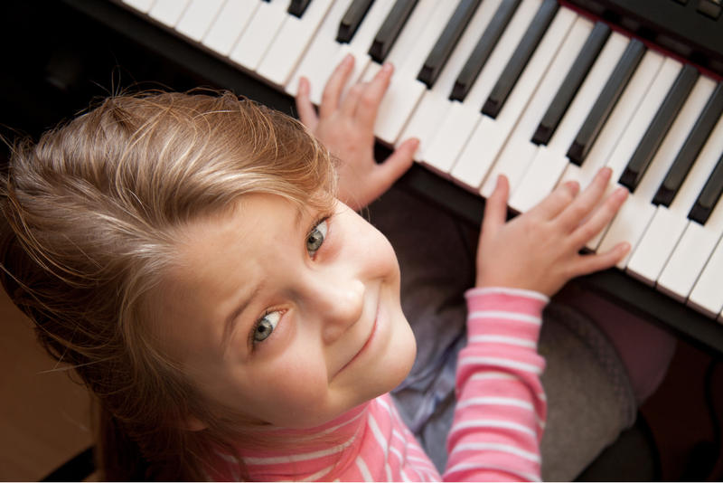 young girl play piano