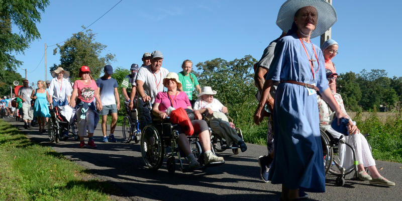 BEZDOMNI PIELGRZYMUJĄ Z NIEPEŁNOSPRAWNYMI
