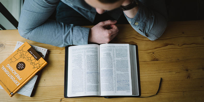 MĘŻCZYZNA Z BIBLIĄ